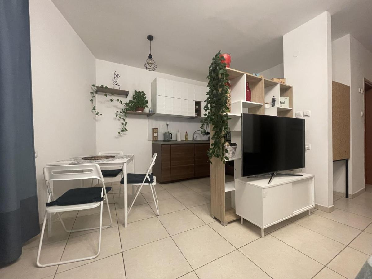 Ashdod City Center 2-Rooms Apartment, 15Min Walk To The Beach Buitenkant foto