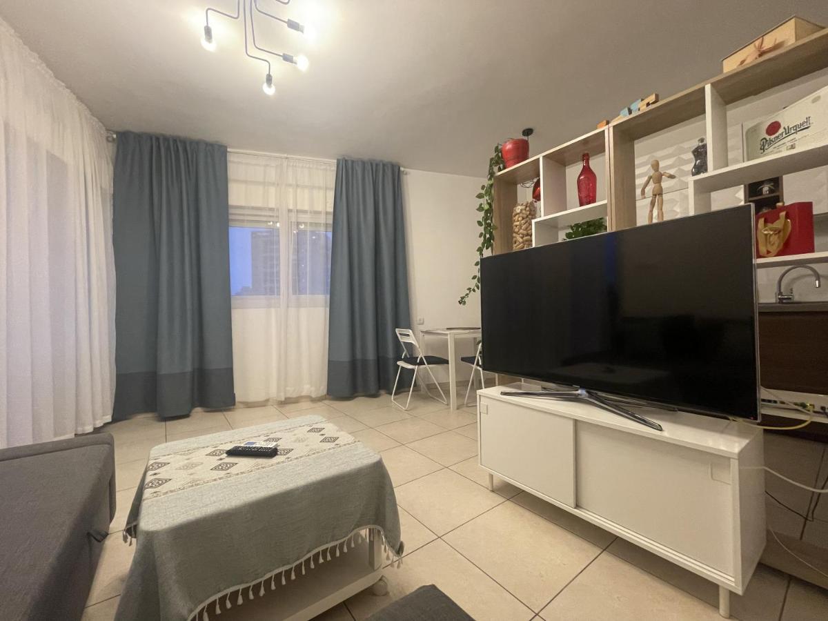 Ashdod City Center 2-Rooms Apartment, 15Min Walk To The Beach Buitenkant foto